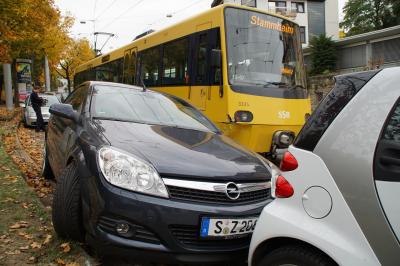 PKW uebersieht beim ausparken in der Gerokstr. Stadtbahn